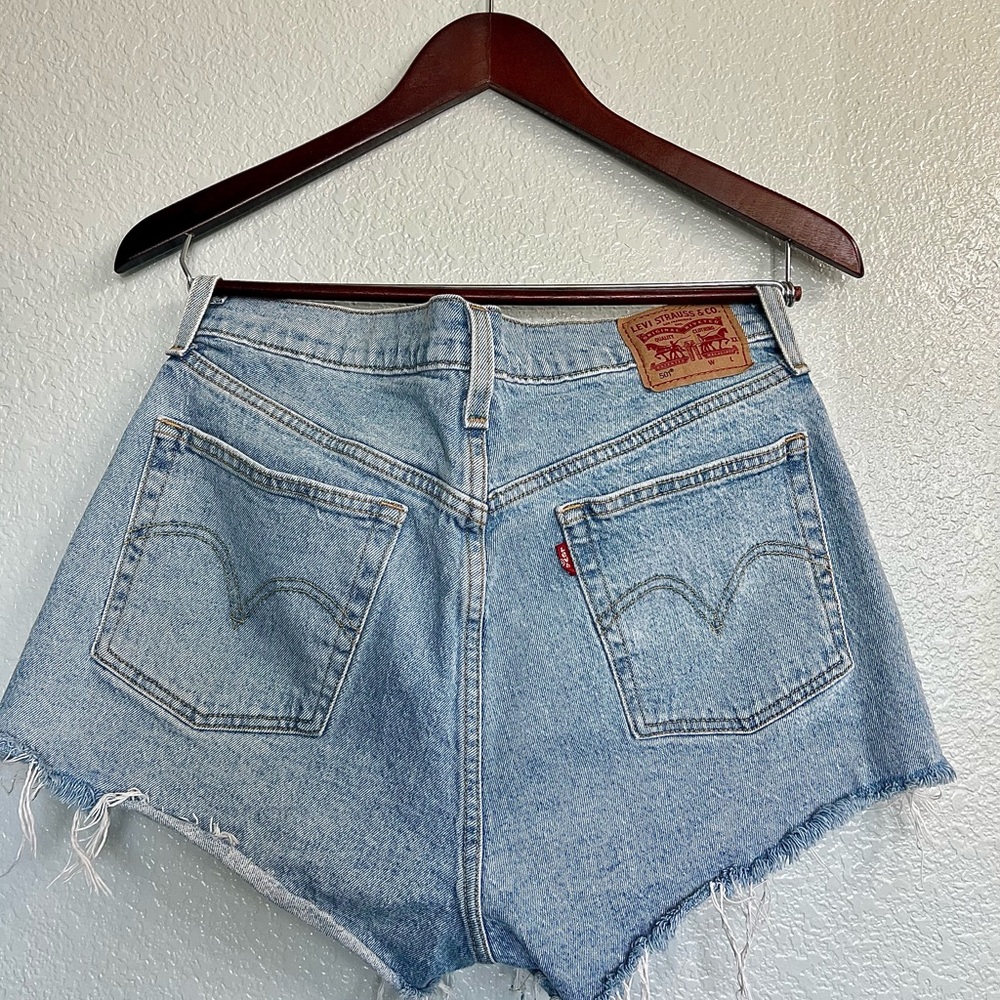 Levi’s women’s 501 buttonfly shorts light wash size 30